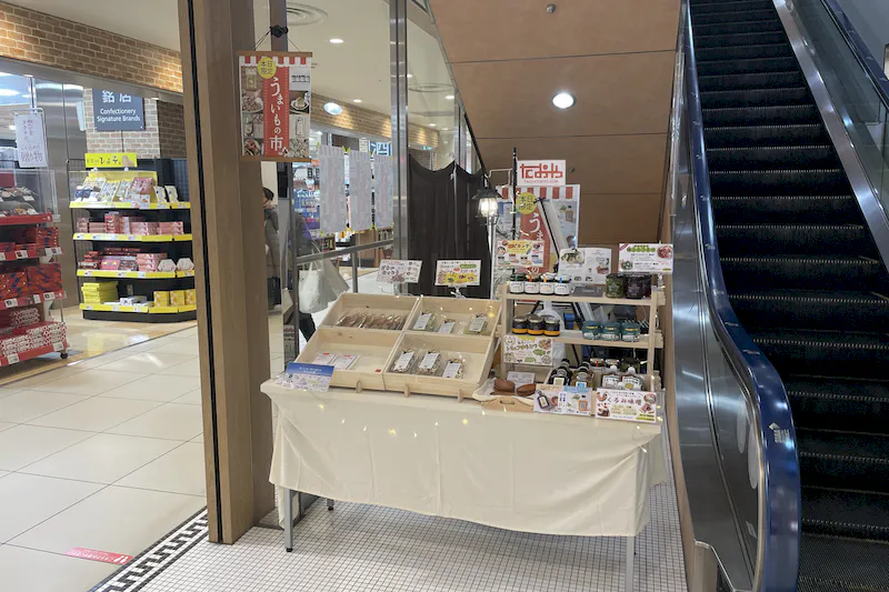 【光が丘IMA／光が丘駅直結】小規模ポップアップやプロモーションイベントに最適な駅直結ショッピングセンターの地下1階食品フロアにあるエスカレーター脇のイベントスペース
