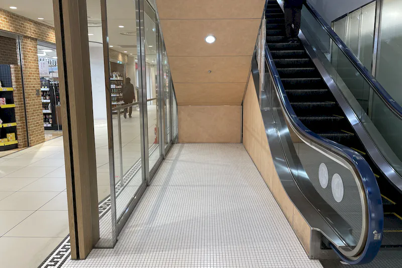 【光が丘IMA／光が丘駅直結】小規模ポップアップやプロモーションイベントに最適な駅直結ショッピングセンターの地下1階食品フロアにあるエスカレーター脇のイベントスペース