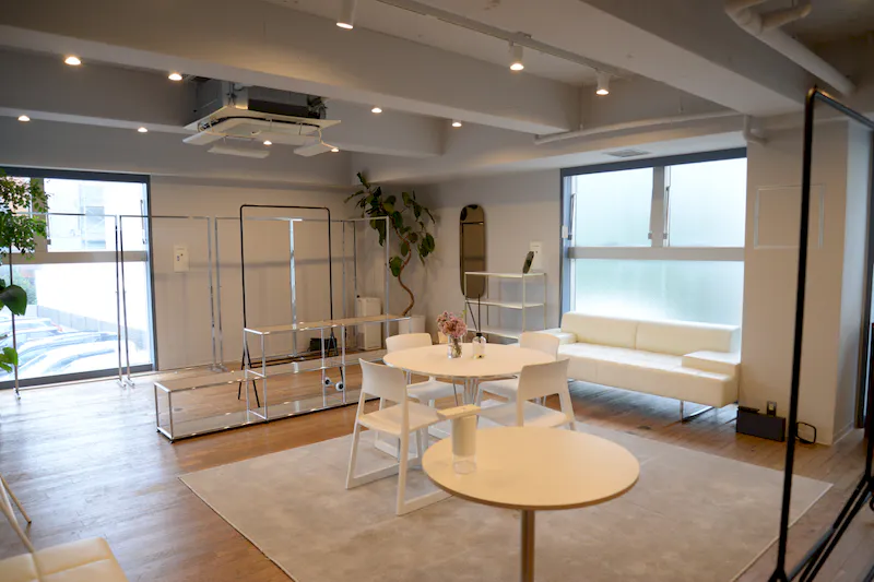 【六本木通り】アパレルの展示会場や販売促進イベント会場に最適なコンクリート壁×ウッド調の床で構成されたスタイリッシュなレンタルスペース