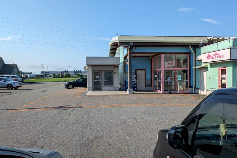 【ダイナム石川福久店ゆったり館｜割引キャンペーン実施中】キッチンカーやプロモーションイベントの開催に最適なアミューズメント施設のイベントスペース①