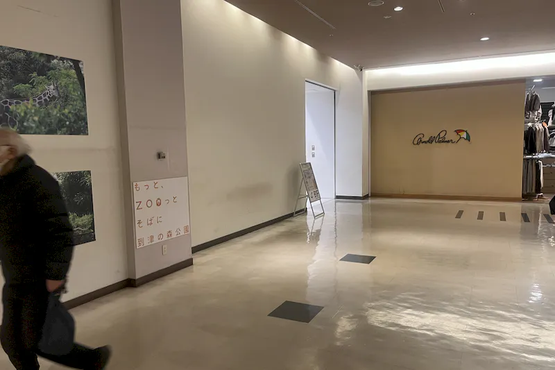 【リバーウォーク北九州】物販やプロモーションに利用可能な1階エスカレーター横のL字型スペース（館内）