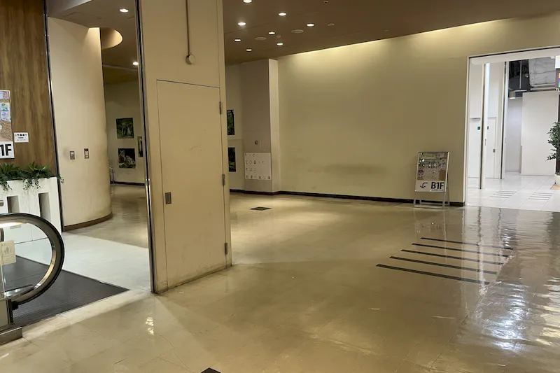 【リバーウォーク北九州】物販やプロモーションに利用可能な1階エスカレーター横のL字型スペース（館内）