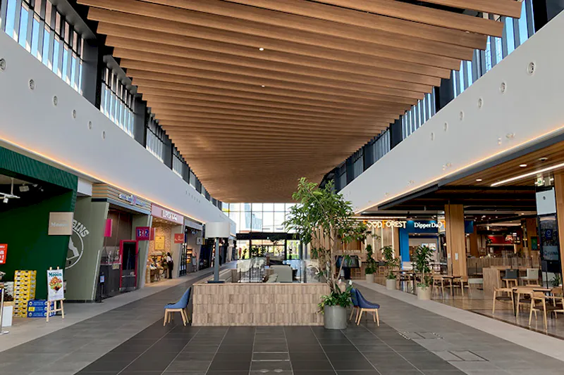 【THE OUTLETS KITAKYUSHU】【入り口】フードフォレスト前（GODIVA側）