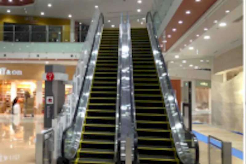 【イオンモール名古屋茶屋】モール内広告 エスカレーター