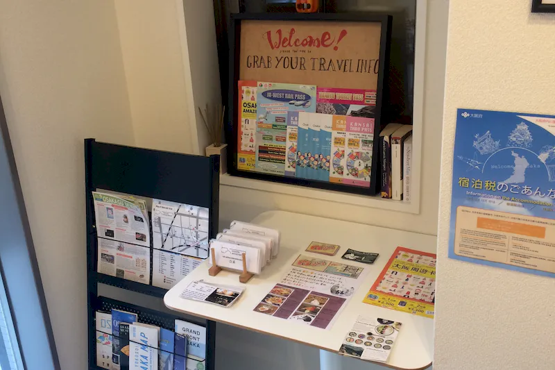 【中崎町駅2分】プロモーションや展示に適した外国人の方も多く利用しているホステルロビー横展示棚