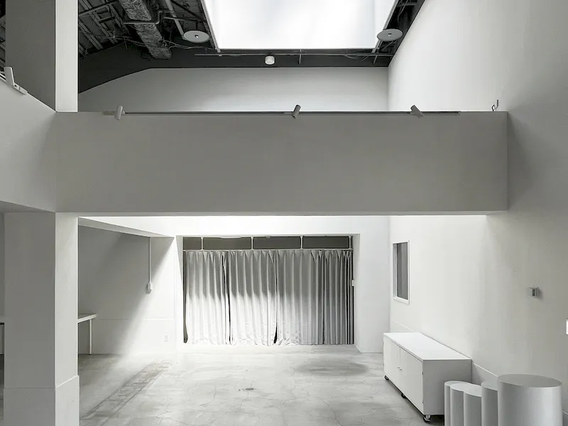 【代官山駅2分】展示会やポップアップストア、撮影に適した白壁コンクリート打ちっぱなしの200㎡越えのダイナミックな空間の画像4