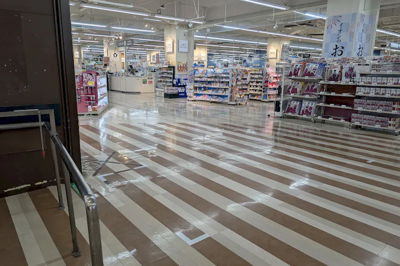 【イオンスタイル笹丘（福岡県）】地下中央階段前　化粧品側　催事スペース