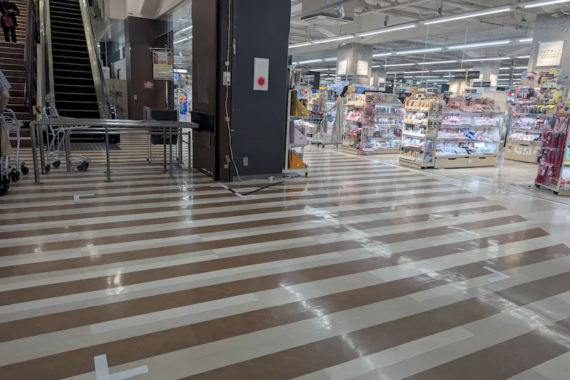 【イオンスタイル笹丘（福岡県）】地下中央階段前　化粧品側　催事スペース