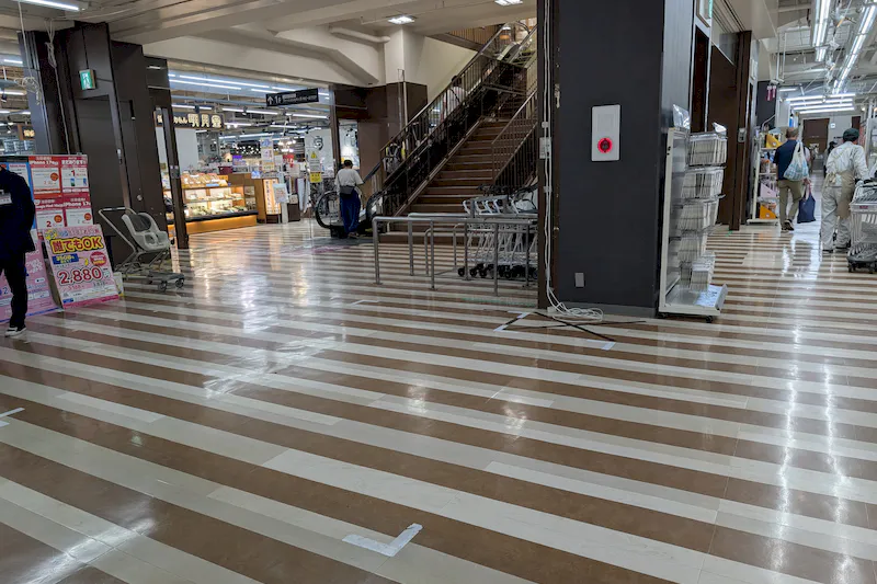 【イオンスタイル笹丘（福岡県）】地下中央階段前　化粧品側　催事スペース