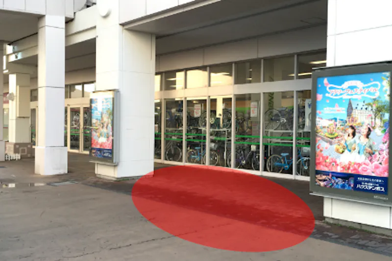 【イオン秦野】プロモーションやキッチンカーに最適な地域密着型のショッピングセンター1F正面入口近くの屋外スペース（バイク側）の画像