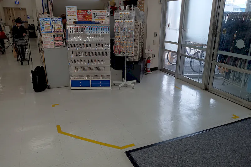 【スーパーバリュー 越谷店】入口横 各種プロモーション、会員獲得イベントに最適なスーパーマーケットの屋内催事イベントスペース