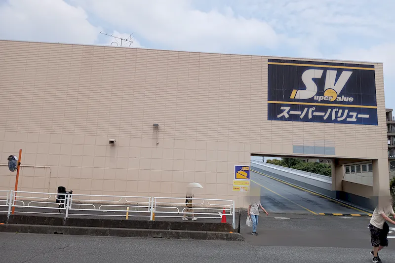 【スーパーバリュー 越谷店】入口横 各種プロモーション、会員獲得イベントに最適なスーパーマーケットの屋内催事イベントスペース