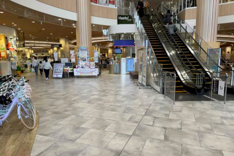 【イオンスタイル仙台卸町】1F中央エスカレーター横 販促プロモーションに最適なスーパー店内催事イベントスペース
