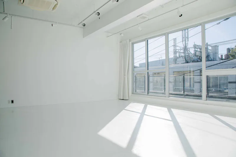 【代々木上原駅3分】展示会場や撮影に最適な自然光が1日中入る白とコンクリートのシンプルなスタジオ