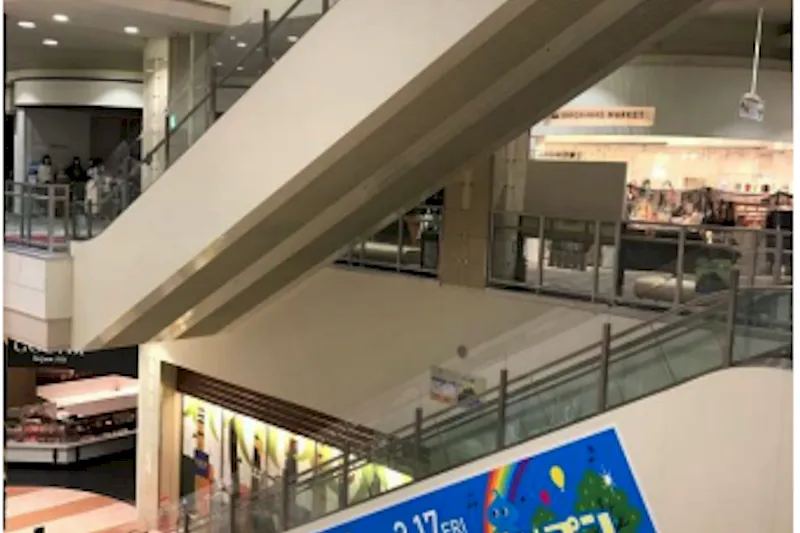 【イオンモール浜松志都呂】モール内広告 エスカレーター側面