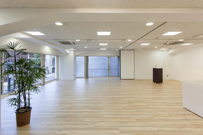【外苑前駅6分】セミナーや展示会に適した大きな窓から入る自然光が印象的なイベントスペース