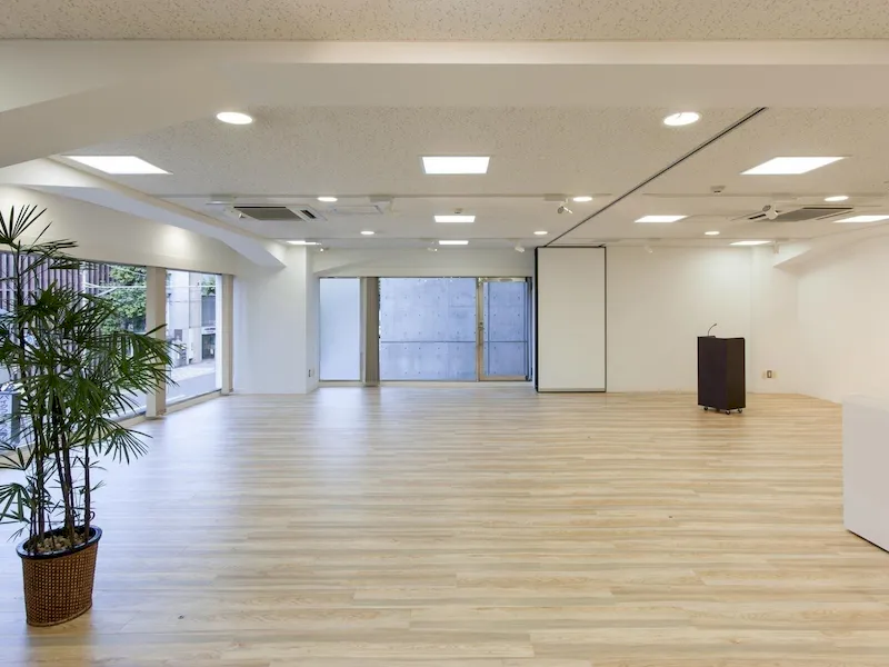 【外苑前駅6分】セミナーや展示会に適した大きな窓から入る自然光が印象的なイベントスペースの画像3