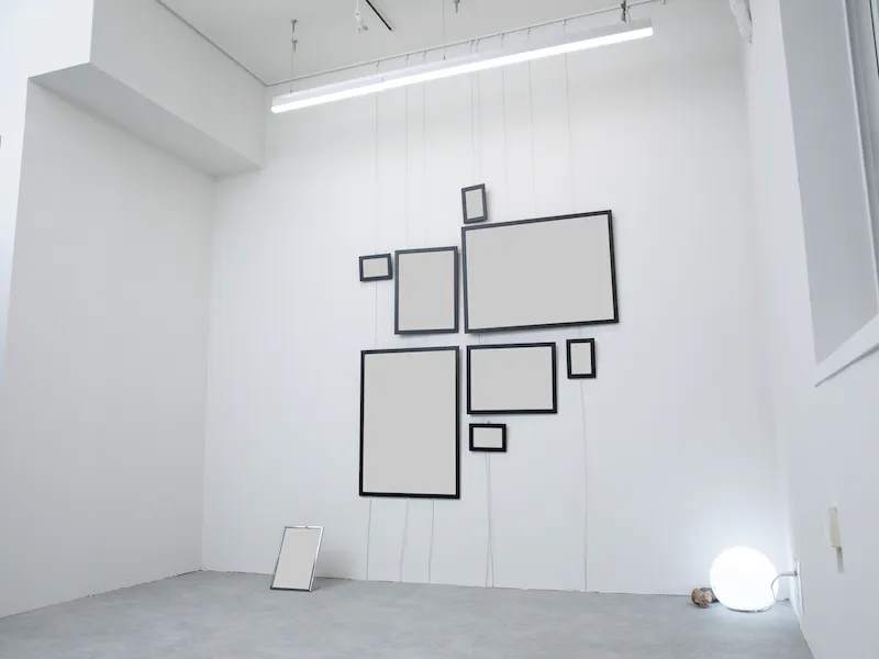 ピクチャーフレームの展示例　ワイヤーシステムにより展示可能