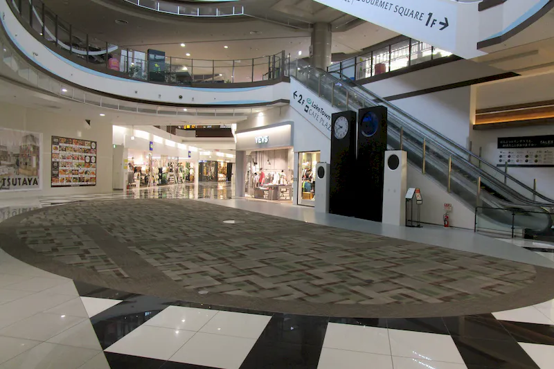 【イオンレイクタウンkaze】1F　時の広場