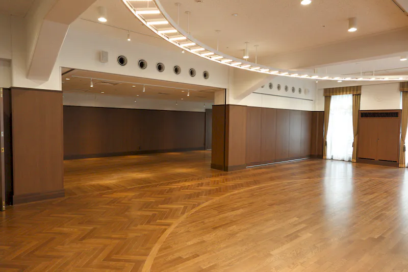 【明治屋ホール｜京橋駅直結】ホールとホワイエを組み合わせて使えるイベントスペース