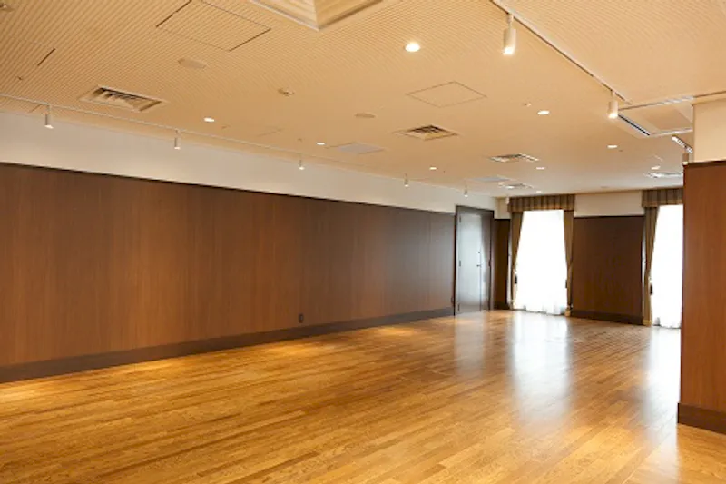 【明治屋ホール｜京橋駅直結】ホールとホワイエを組み合わせて使えるイベントスペース