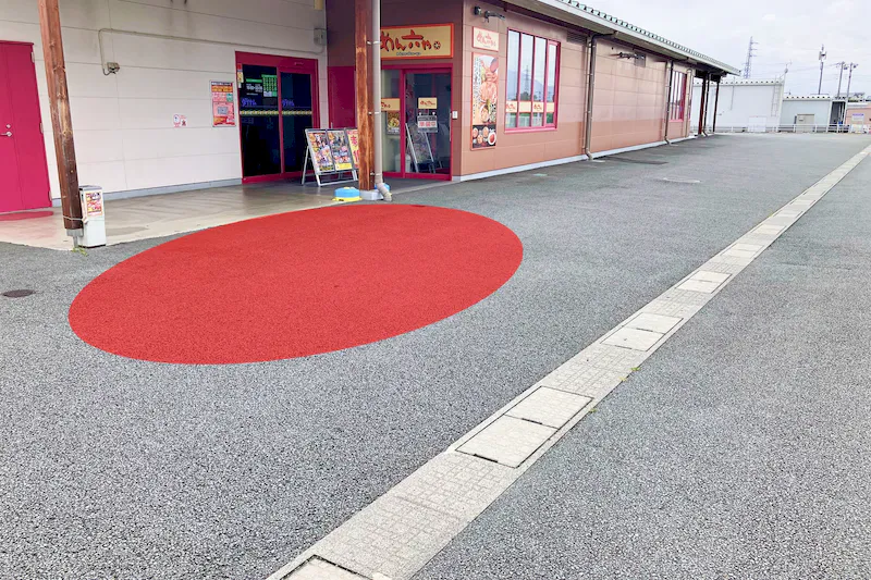 【ダイナム山梨南アルプス店ゆったり館｜割引キャンペーン実施中】キッチンカー出店やプロモーションイベントに最適なアミューズメント施設の屋外スペース