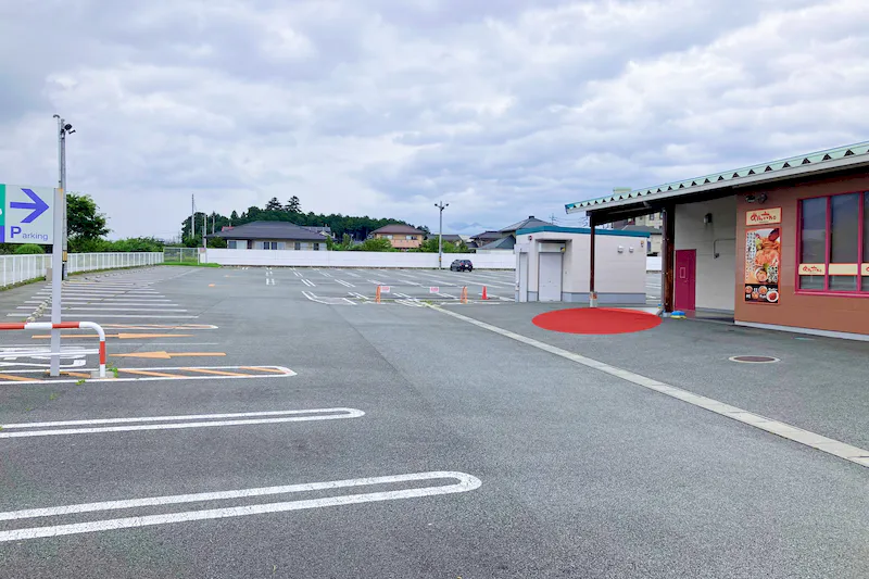 【ダイナム山梨南アルプス店ゆったり館｜割引キャンペーン実施中】キッチンカー出店やプロモーションイベントに最適なアミューズメント施設の屋外スペース