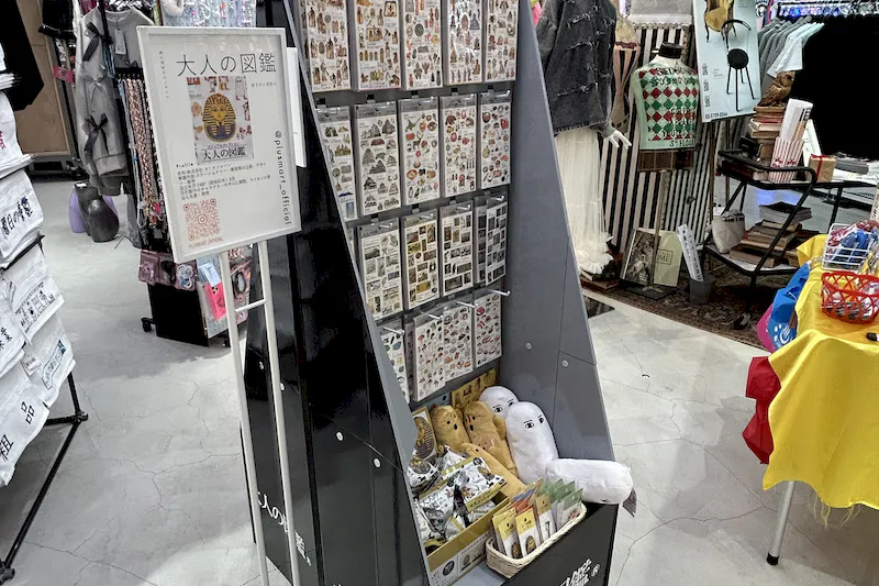 【ラフォーレ原宿／明治神宮前駅1分】愛と狂気のマーケット ポップアップストアやアート展示、商品PR等に最適、販売員スタッフ不要なラック(什器持込)