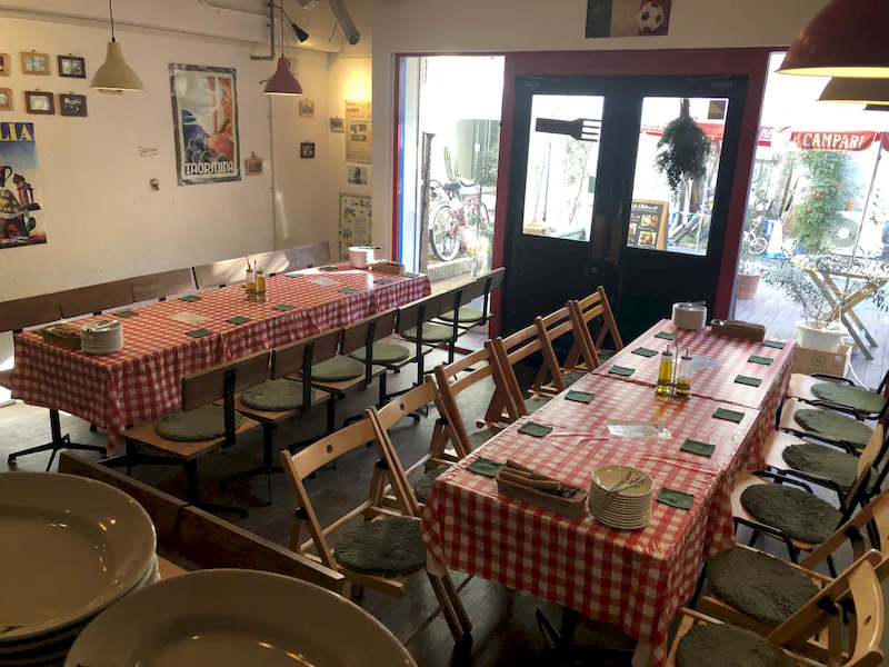 様々なタイプに対応出来る、スクエアタイプの店内です。