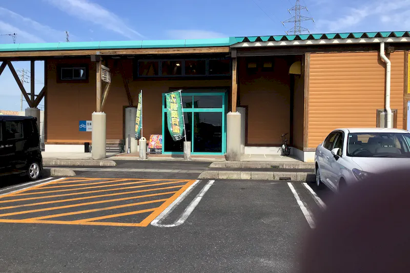 【ダイナム出雲店｜割引キャンペーン実施中】キッチンカーや各種プロモーションに最適なアミューズメント施設のイベントスペース（出入口横）