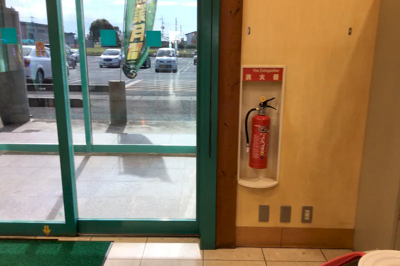 【ダイナム出雲店｜割引キャンペーン実施中】キッチンカーや各種プロモーションに最適なアミューズメント施設のイベントスペース（出入口横）