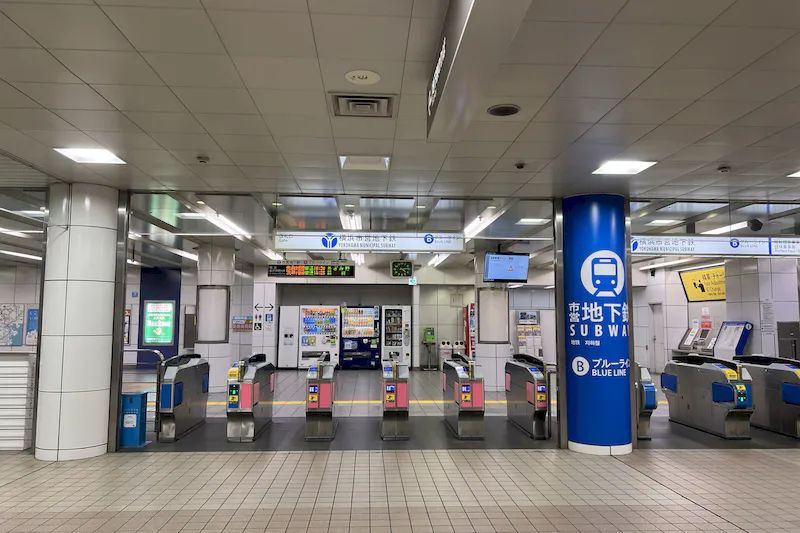 【横浜市営地下鉄ブルーライン湘南台駅】各種プロモーションや物販、食物販のポップアップストアに最適な改札内モニュメント横のイベントスペース