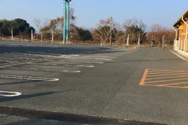 【ダイナム福岡大刀洗店ゆったり館｜割引キャンペーン実施中】キッチンカー出店やプロモーションイベントに最適なアミューズメント施設のイベントスペース①（めん六や側）