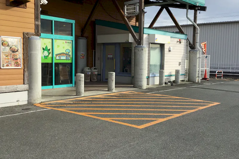 【ダイナム福岡大刀洗店ゆったり館｜割引キャンペーン実施中】キッチンカー出店やプロモーションイベントに最適なアミューズメント施設のイベントスペース①（めん六や側）