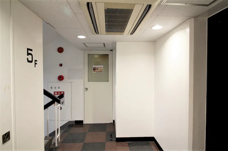 【渋谷駅3分】雑誌撮影や新商品の展示会に最適な白レンガ、木目、白背景3つの壁面でシーン撮影ができる渋谷神南エリアに位置する控室付きビル内スタジオ