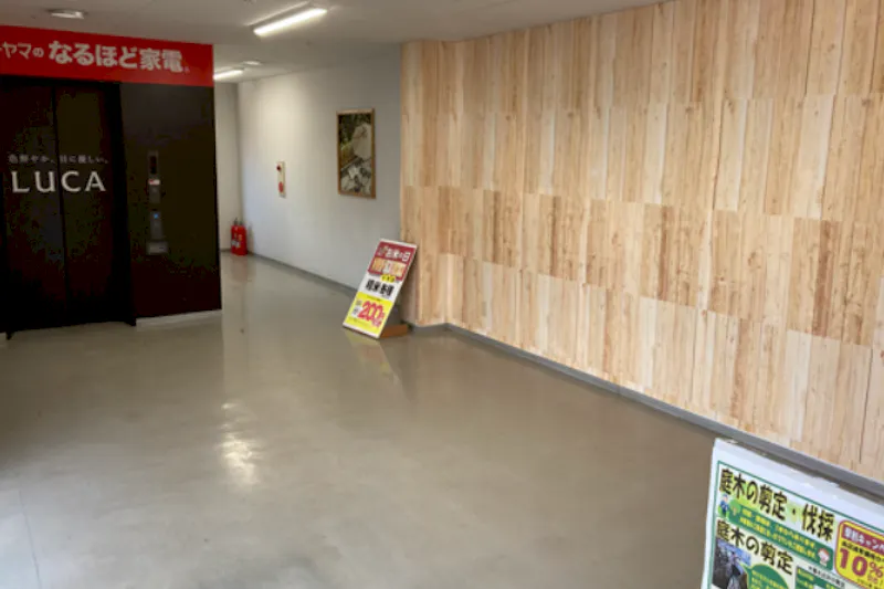 【ダイシン桂店】2F駐車場へのEVホール　プロモーションや物販に最適なホームセンター内階段前の催事イベントスペース