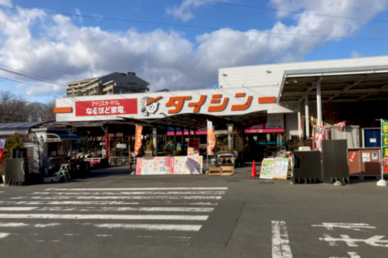 【ダイシン桂店】2F駐車場へのEVホール　プロモーションや物販に最適なホームセンター内階段前の催事イベントスペース