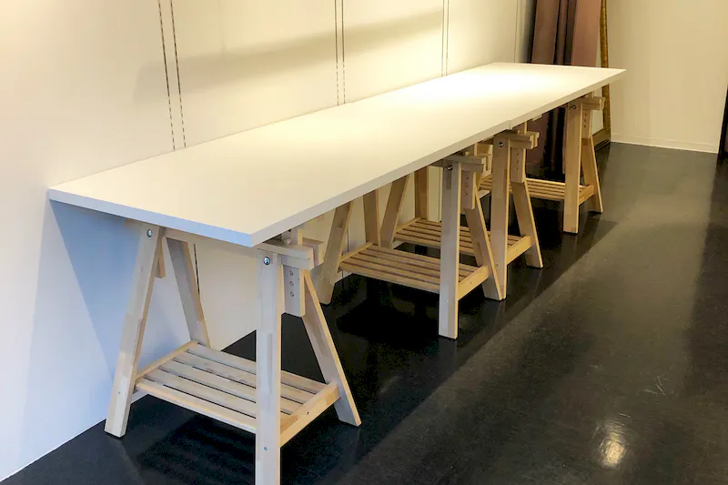 テーブル2台　サイズ150×70cm  高さは自由に調整可能