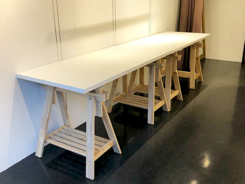 テーブル2台　サイズ150×70cm  高さは自由に調整可能