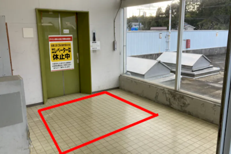 【ダイシン長命ヶ丘店】2F駐車場へのEVホール　プロモーションや物販に最適なホームセンター内階段前の催事イベントスペース