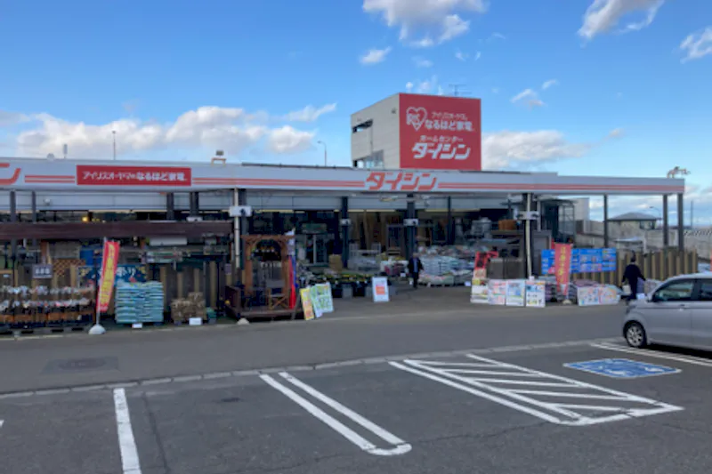 【ダイシン長命ヶ丘店】2F駐車場へのEVホール　プロモーションや物販に最適なホームセンター内階段前の催事イベントスペース