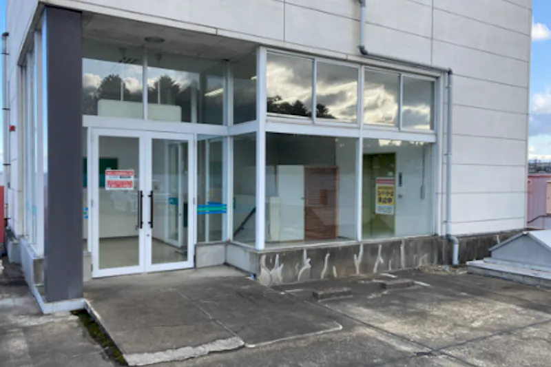 【ダイシン長命ヶ丘店】2F駐車場へのEVホール　プロモーションや物販に最適なホームセンター内階段前の催事イベントスペース