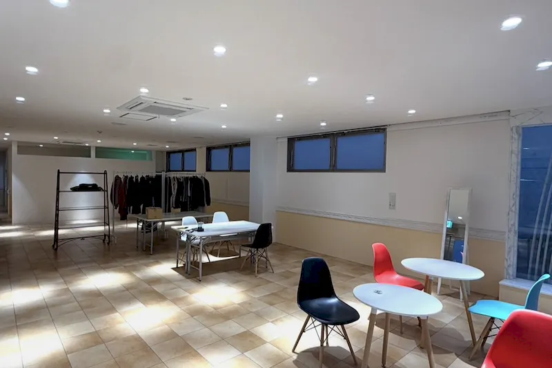【表参道駅3分】アパレルの展示受注会におすすめ！セレクトショップ併設のミニマルな路面ギャラリー