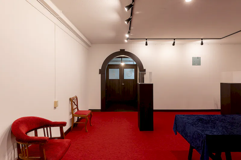 【札幌市中央区】アート系の展示会やポップアップストア等に最適な高級感のある赤のフロアが特徴的なギャラリースペース