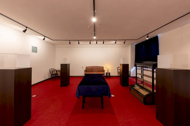 【札幌市中央区】アート系の展示会やポップアップストア等に最適な高級感のある赤のフロアが特徴的なギャラリースペース