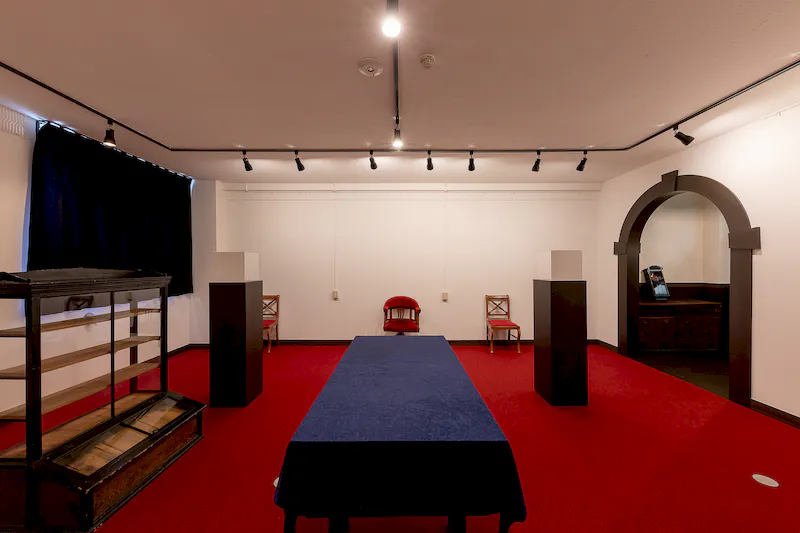 【札幌市中央区】アート系の展示会やポップアップストア等に最適な高級感のある赤のフロアが特徴的なギャラリースペース