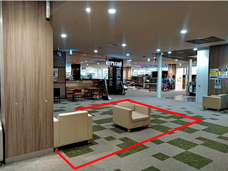 【イオンスタイル検見川浜】エスカレーターから昇ってすぐのスペースです。