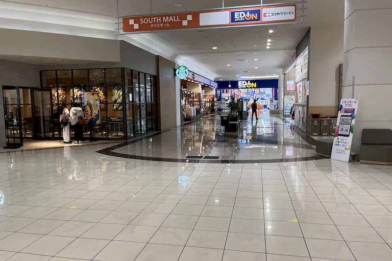 【イオンモール新居浜】『1F 催事スペースＢ』ｰ「サウスコート」前の適度な通行量スペース！カフェやドラッグストアに囲まれた展示PRに最適な場所ですの画像