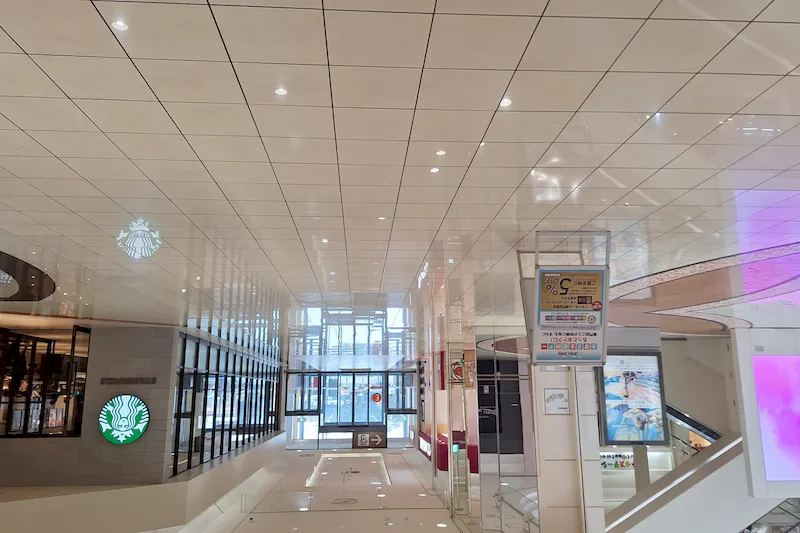 【イオンモール新居浜】『1F 催事スペースＢ』ｰ「サウスコート」前の適度な通行量スペース！カフェやドラッグストアに囲まれた展示PRに最適な場所です