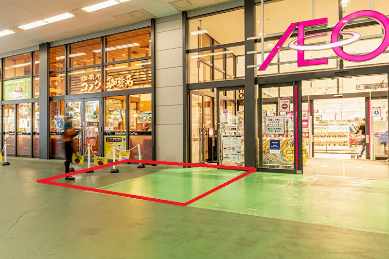 【イオン東雲店】プロモーションに最適な商業施設1F駐車場入口前のイベントスペースの画像